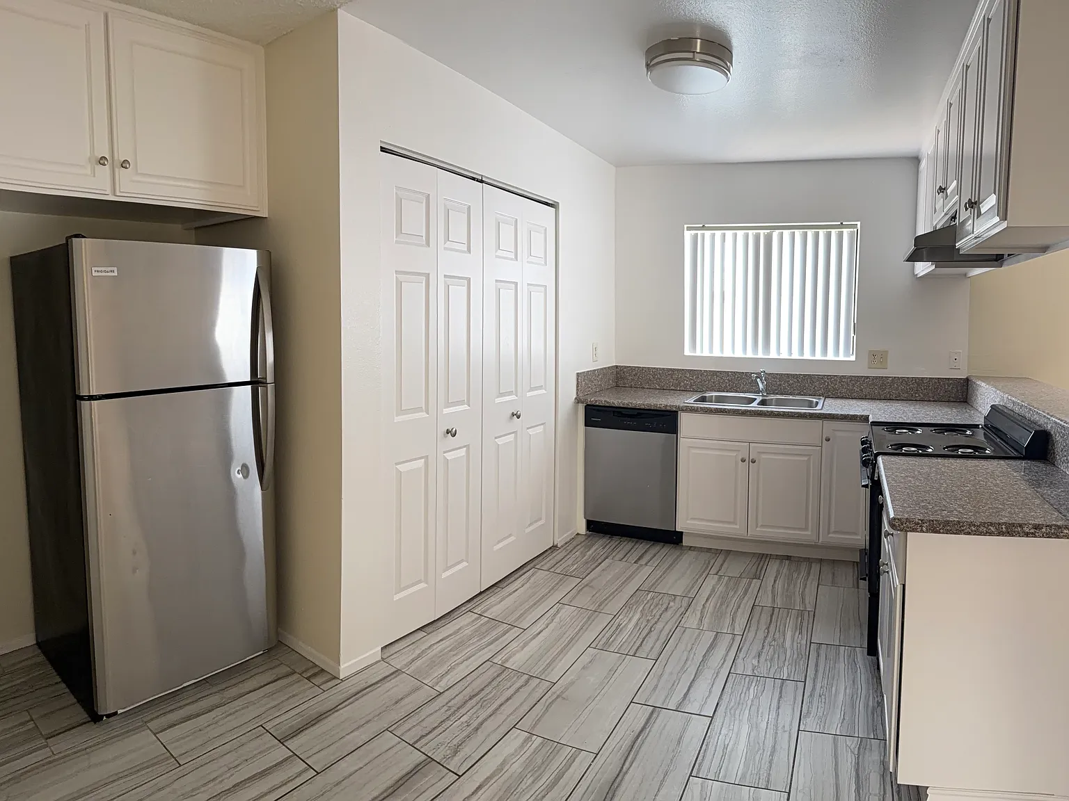 2 bed, 930 sqft, $2,400 — Photo 2