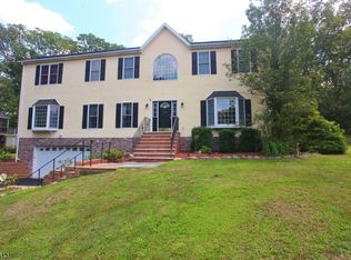 39 Indian Trl, Andover, NJ 07821