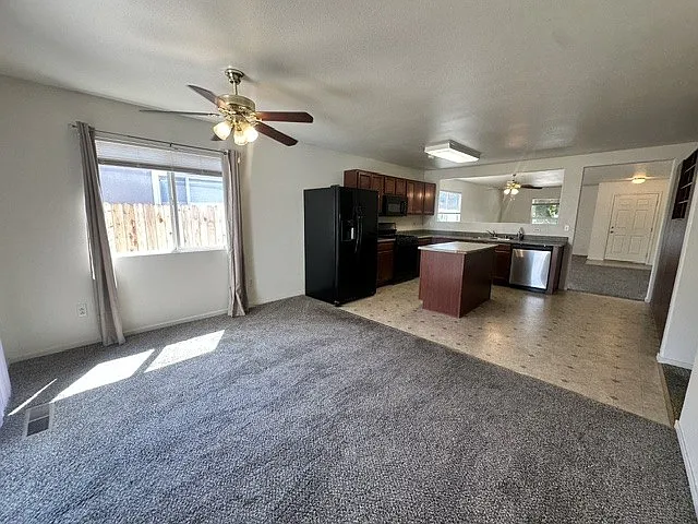 3 bed, 1390 sqft, $2,400 — Photo 4