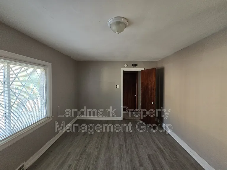 9657 E Outer Dr — Photo 23