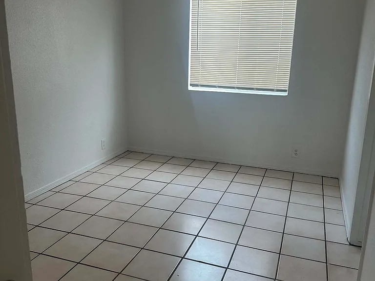 915 N San Joaquin St #8 — Photo 9