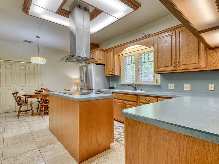 222 S Academy Ave — Photo 17