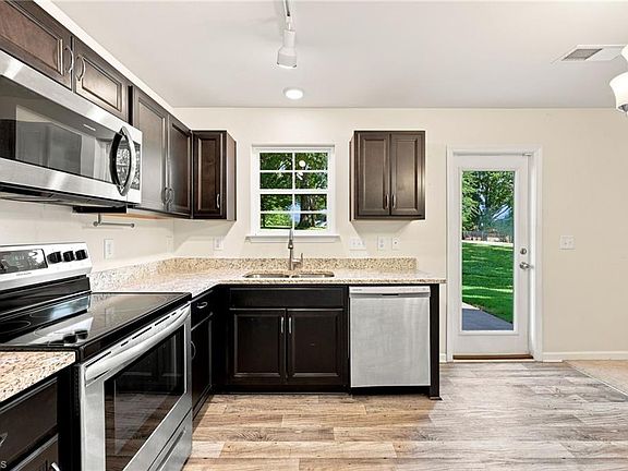4th image of 1950 Skycrest Dr