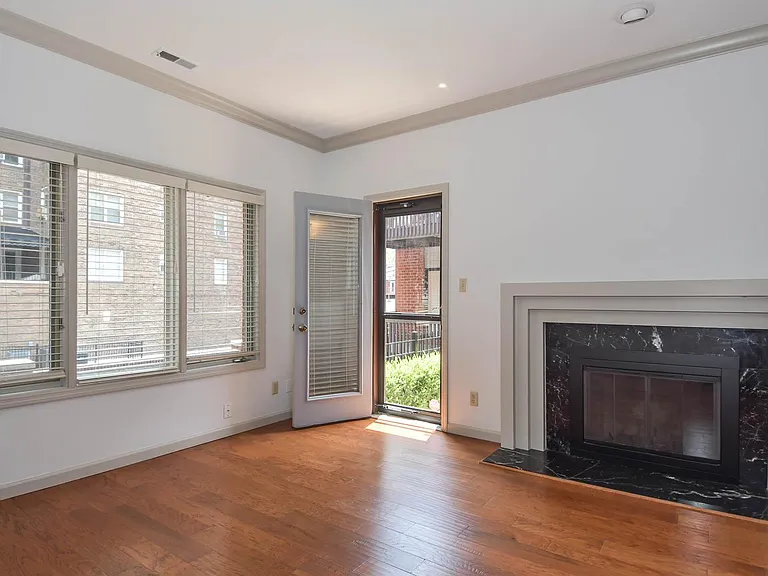 4444 Lindell Blvd #7 — Photo 9
