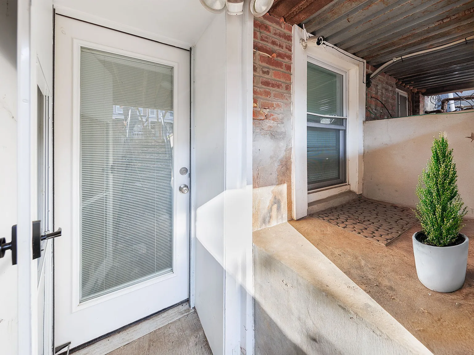 2 bed, 840 sqft, $2,000 — Photo 2