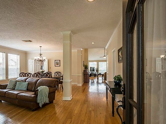 5th image of 831 Clarenda Falls Dr