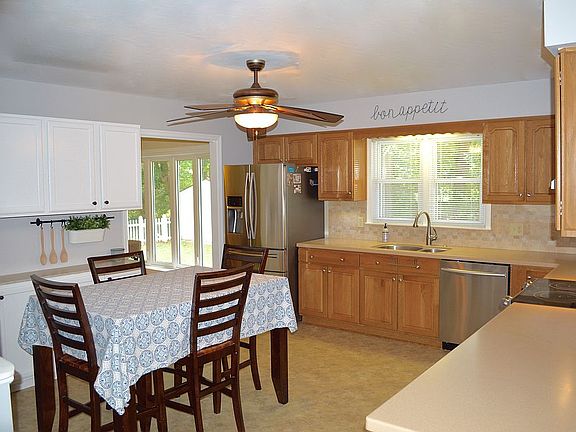 3rd image of 111 River Point Dr
