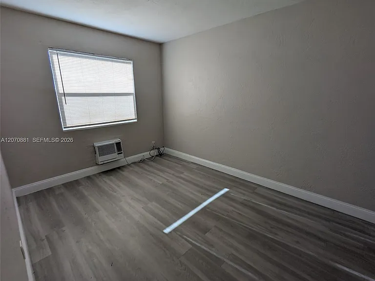 2300 Douglas St #7 — Photo 11