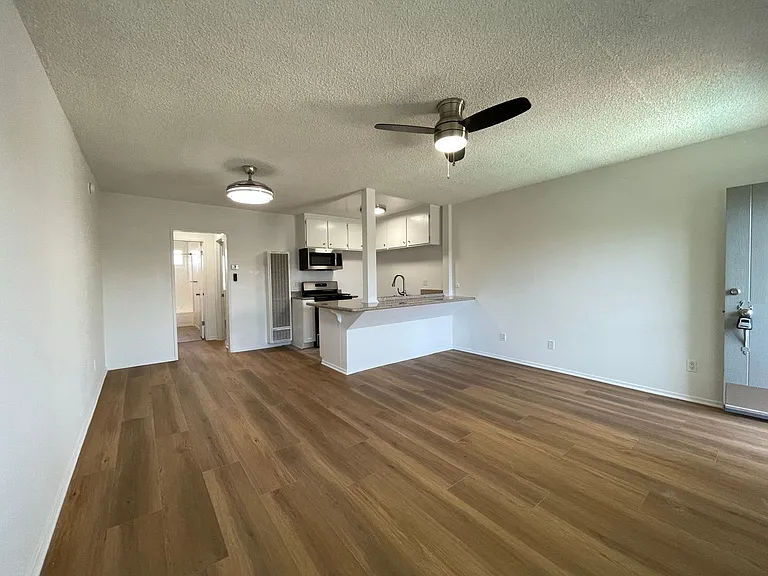 15925 Victory Blvd — Photo 6