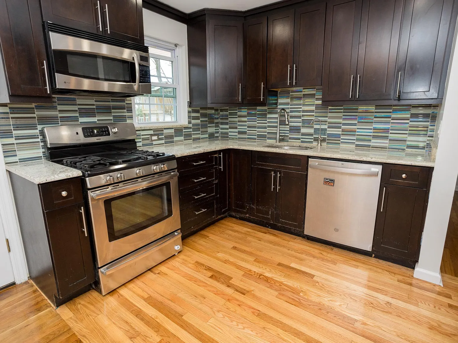 4 bed, 1305 sqft, $5,500 — Photo 4