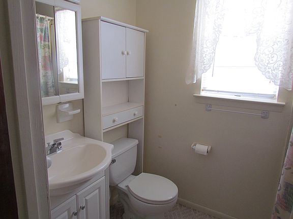 3rd image of 2957 2nd Ave NE