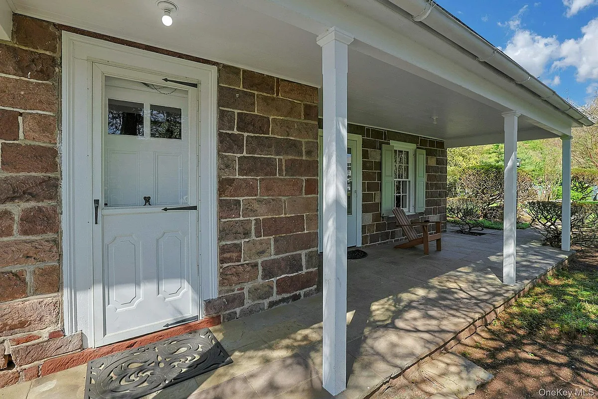 Building Photo - 105 S Greenbush Rd