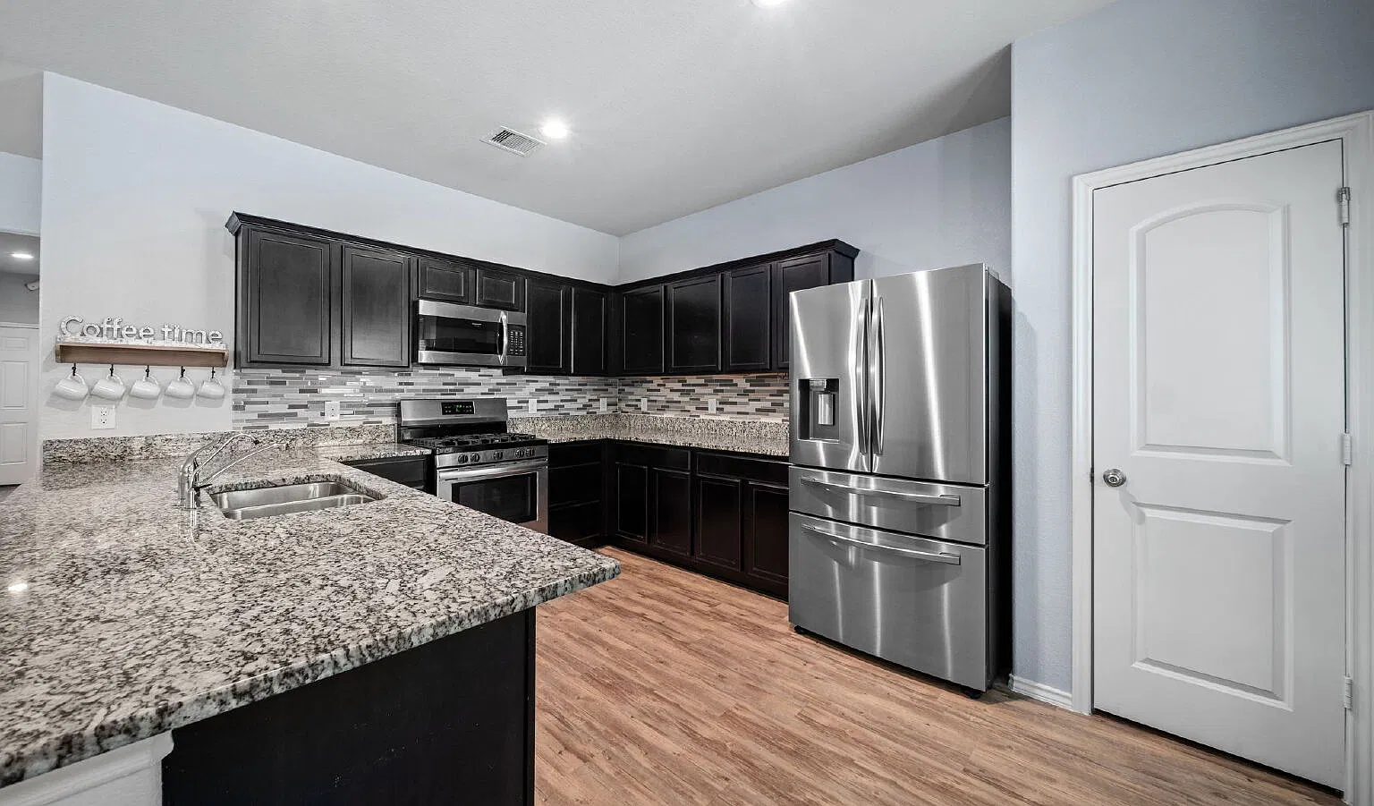 3 bed, 2.0 bath, 1484 sqft, $2,095 — Photo 2