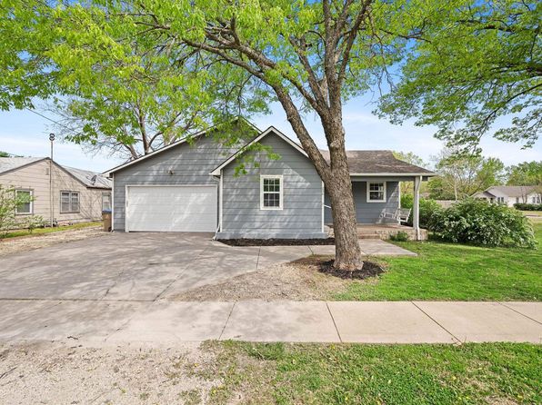 226 E 1st St, Douglass, KS 67039