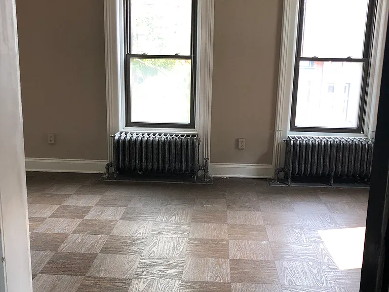 Large Din with plenty of 4 Windows