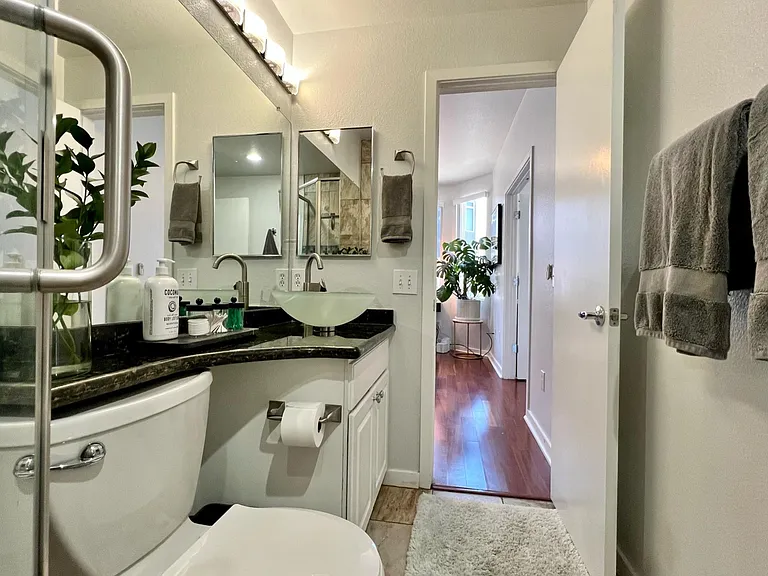 Main floor full bathroom