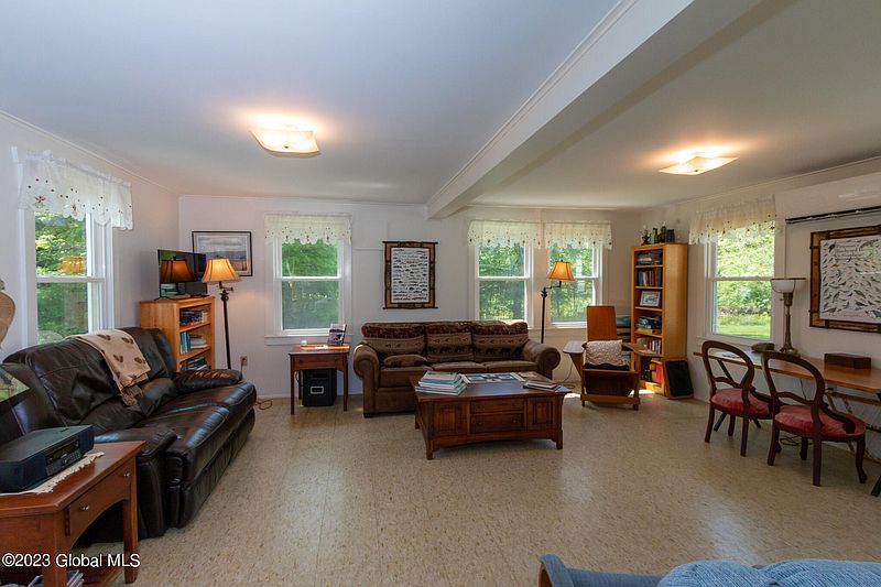 5th image of 552 Sinclair Road