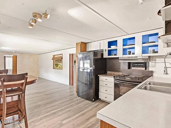 4th image of 452 Cove Dr