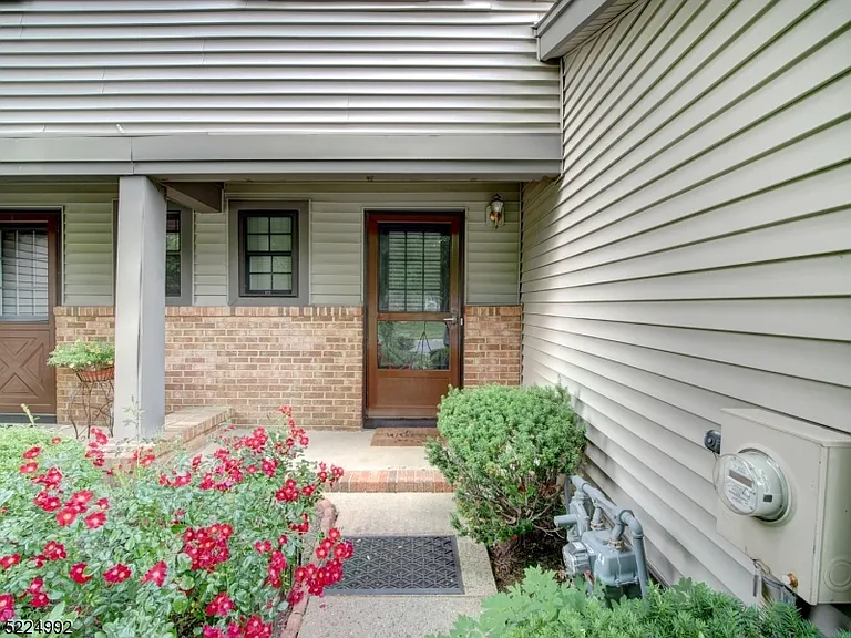 402 Marten Rd — Photo 2