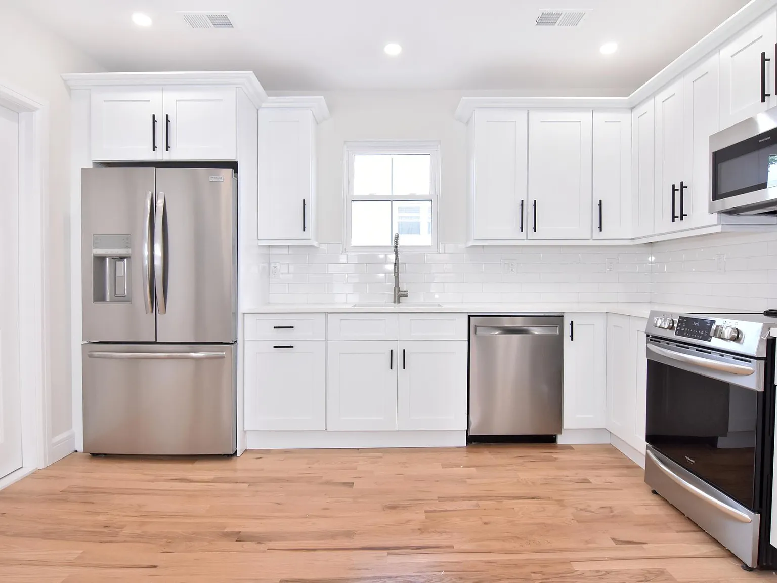 3 bed, 1200 sqft, $4,600 — Photo 3