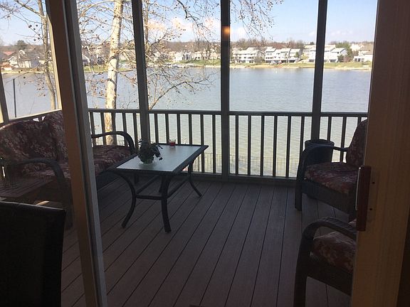 Screened in lakeview porch.