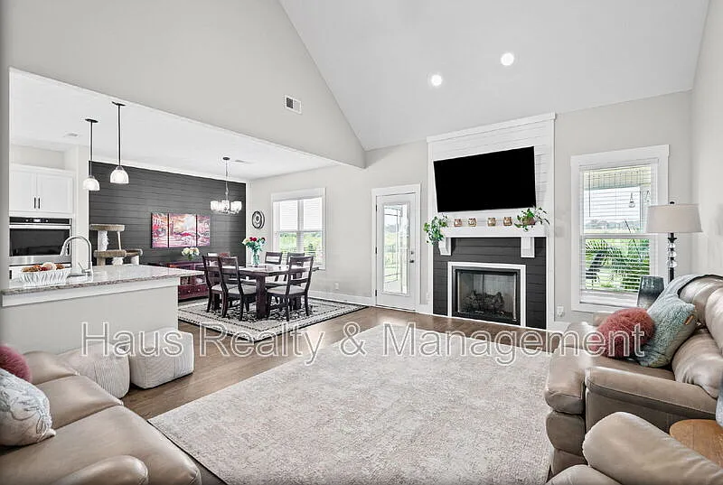 4 bed, 3.0 bath, 2450 sqft, $2,600 — Photo 4