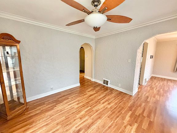 4th image of 1506 Victoria Ave