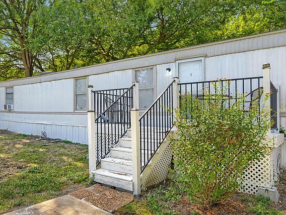 4th image of 208 Circle Dr