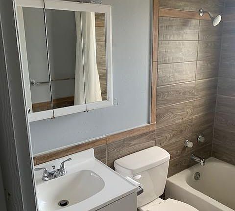 5th image of 253 N Vine St APT 2