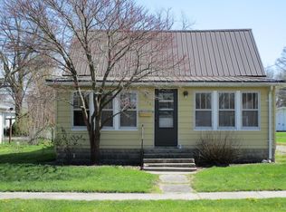 526 E 4th St, Flora, IL 62839