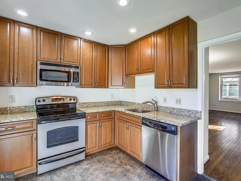 1525 Oronoco St — Photo 8