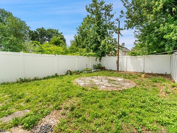 3rd image of 169 Oakwood Pl