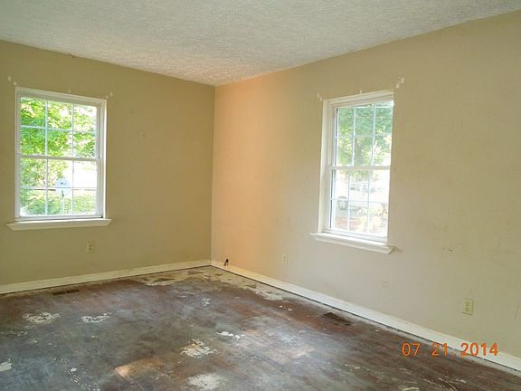 3rd image of 1310 Poplar Ct