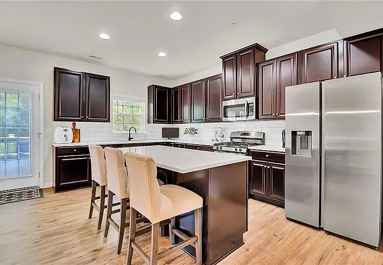 611 Edison Dr — Photo 17