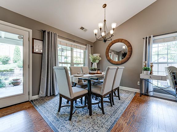 dining room that opens to back patio