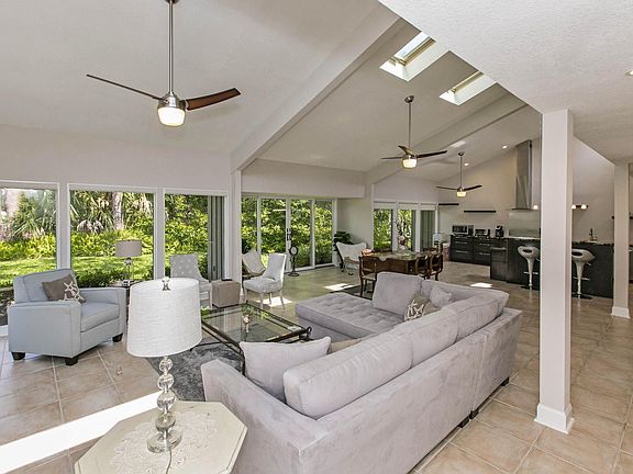 3rd image of 9910 Sawgrass Dr E