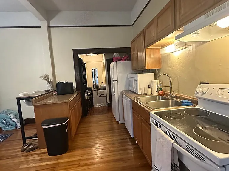 Beautiful downtown quad. 1 and 2 bed units available now. Pets allowed. — Photo 16