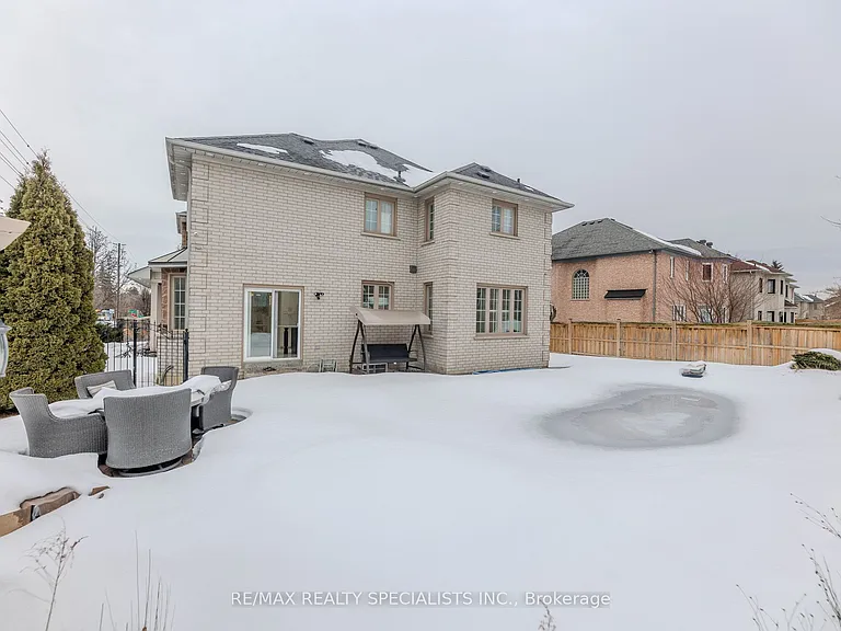 121 Boxwood Cres — Photo 49