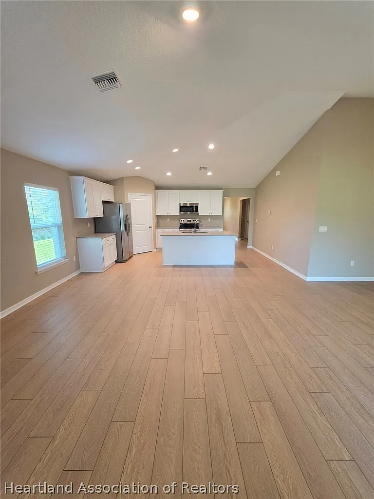 4 bed, 2.0 bath, 1904 sqft, $2,100 — Photo 3