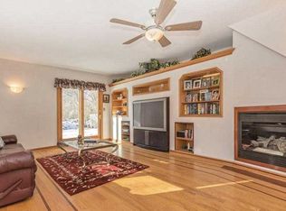 90 Lincoln Dr, Oakdale, NY 11769