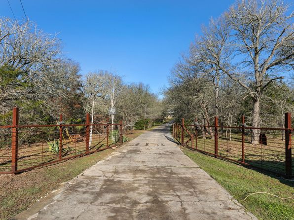 379 Texas Oak Dr, Cedar Creek, TX 78612