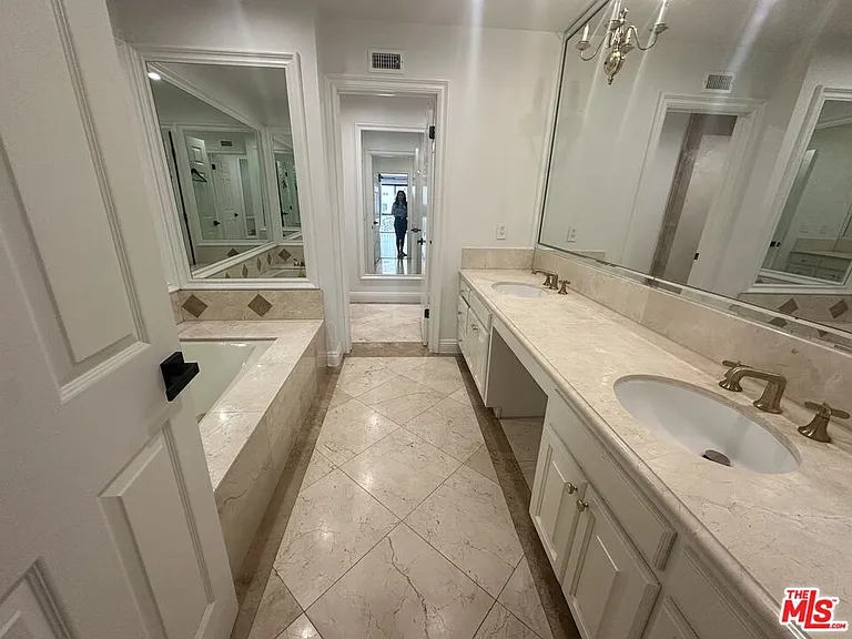 324 N Palm Dr #206 — Photo 25