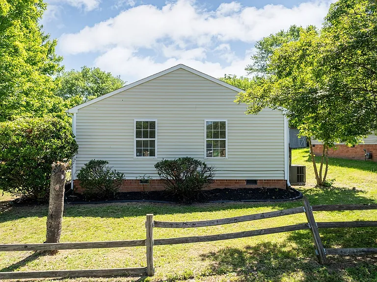 830 Oxford Ln — Photo 9