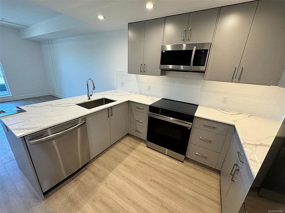 3rd image of 258 Helmcken Rd #403