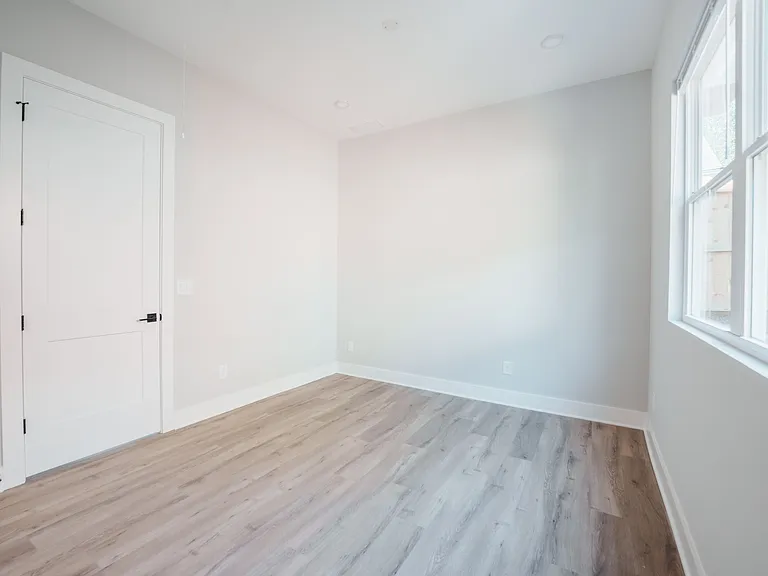 606 Glenwood Pl SE — Photo 4