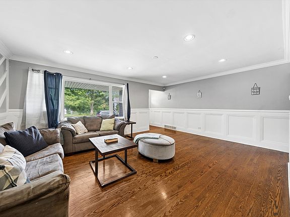 5th image of 17947 William St
