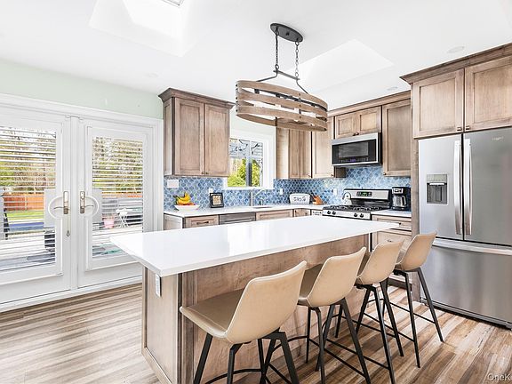 5th image of 44 Maple Avenue