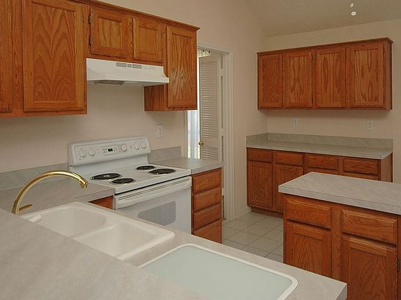 5th image of 5036 Lakeshore Blvd