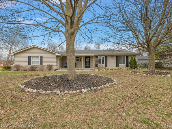 32040 Coronet Dr, Farmington Hills, MI 48334