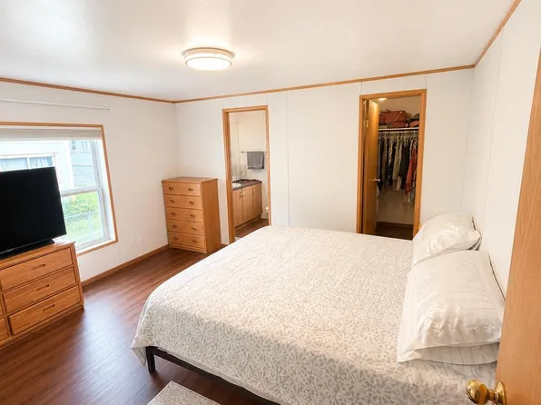 3240 Penland Pkwy Trailer 374, Anchorage, AK 99508